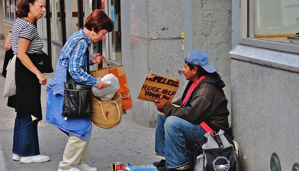 800px-Helping_the_homeless 800px-Helping_the_homeless