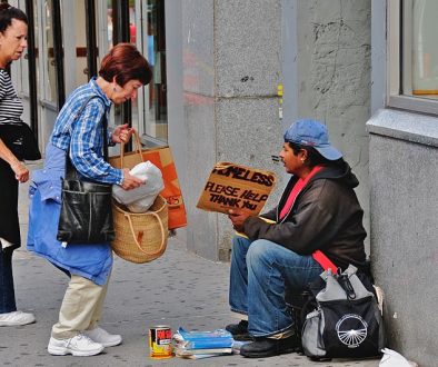 800px-Helping_the_homeless